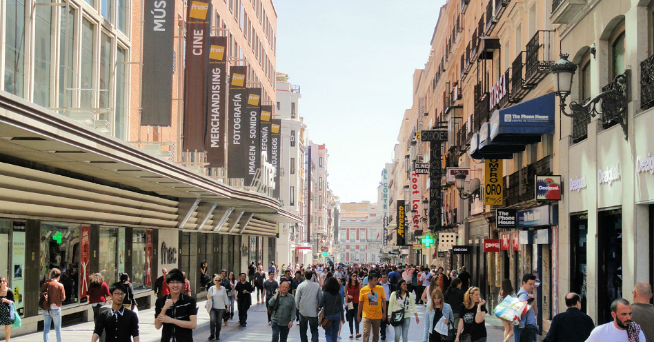 La confianza de los consumidores se desploma en mayo en pleno cambio de pie político en España